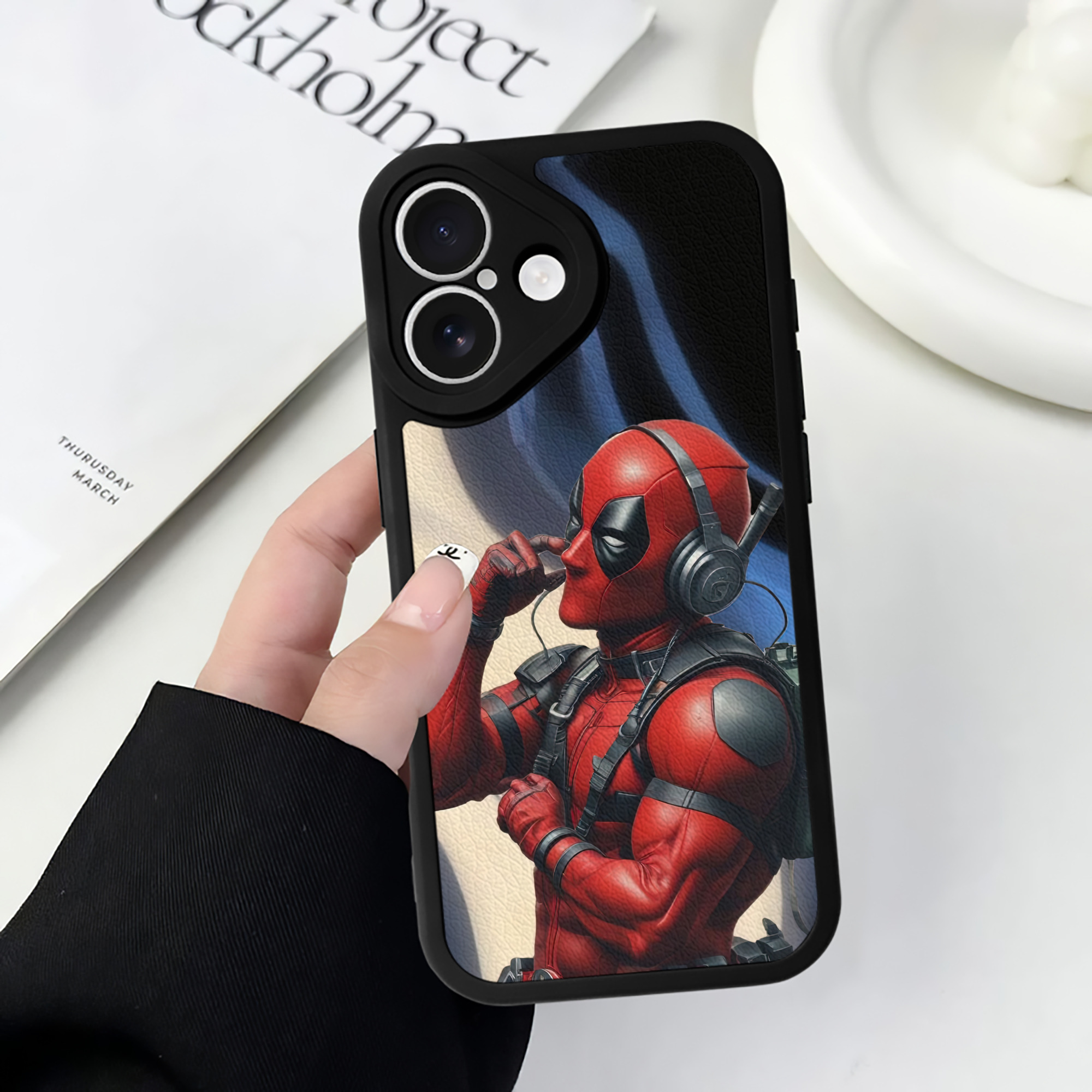 （画像用） Deadpool デッドプール 【iPhone 16シリーズ対応】シリコンスマホケース（レザー調） 材質：シリコン